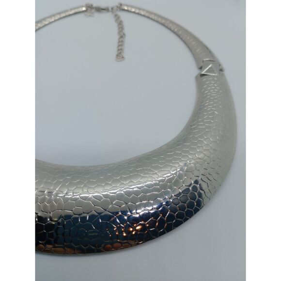 Signed MG Textured Animal Print Silver Tone 16-19" Hinge Bib Statement Necklace - Picture 5 of 10